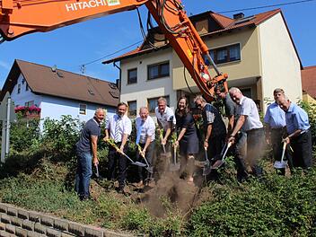 Es staubte mächtig, als die "Offiziellen” zum Spaten griffen. Von links: Zweiter Bürgermeister Josef Wichert, Landrat Alexander Tritthart, Bürgermeister Friedrich Gleitsmann, Tiefbauunternehmer und Gemeinderat Jürgen Gumbrecht, Katja Jäger vom Staatlichen Bauamt, Hans-Hein Ballmann (Chef der Firma Leipold), Planer Georg Schreiber, Josef Roßkopf und Peter Dettenthaler, beide Amt für Ländliche Entwicklung, Dritter Bürgermeister Lorenz Dietsch Foto: Evi Seeger