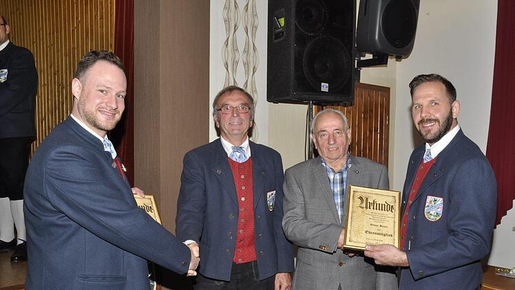 Vereinsvorsitzender Markus Witzel (links) und sein Stellvertreter Tobias Bauer (rechts) übereichten Karl Dätig und Otmar Bauer die Urkunden der Ehrenmitgliedschaft im Musikverein Kothen.