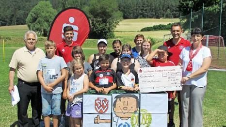 Große Freude herrschte bei der Siegerehrung. Das Foto zeigt einen Teil der Gewinner mit ihren Schulverantwortlichen sowie (von links) Hartmut Nenninger und Jakob Neubauer, ferner (von rechts) Christine Biesenecker und Jörg Neubauer. Foto: Dieter Wolf