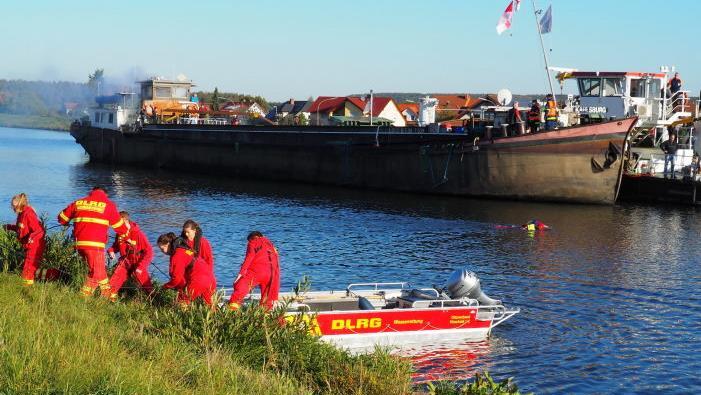 Auch auf dem Wasser war Hilfe gefragt.