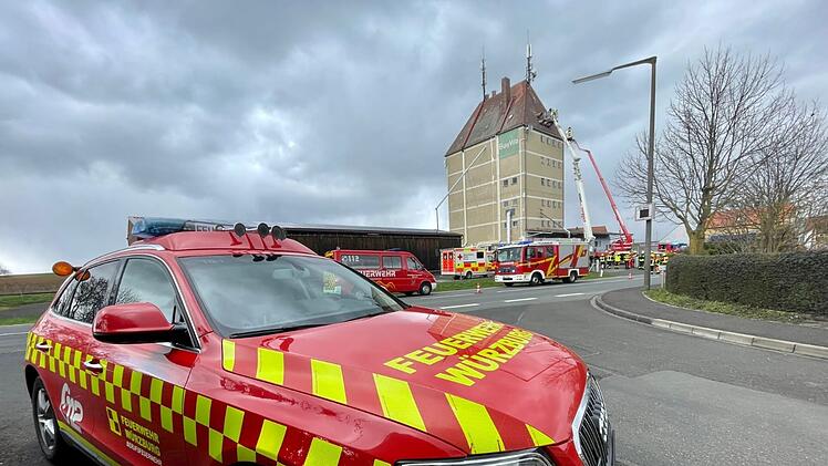 Prosselsheim: Feuerwehr muss zu spektakulärer Höhenrettung ausrücken - Arbeiter sitzen fest