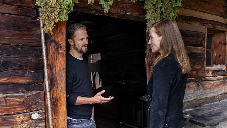 Reine Arbeitsbeziehung oder mehr? Kommissarin Franziska Conte (Julia Koch) besucht Lukas Geier (Philipp Hochmair) in seiner einsamen Bergh&uuml;tte.