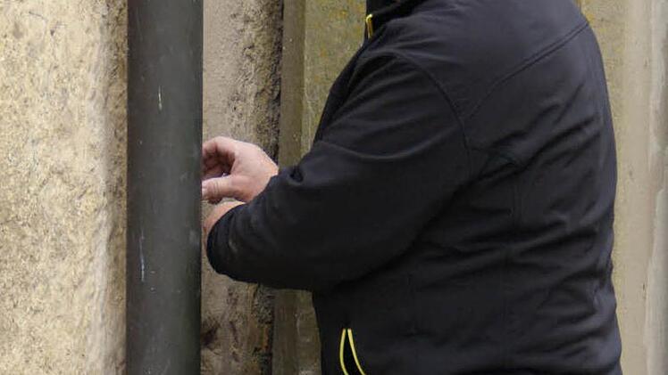 Robert Dürr installierte für die Hebefeier das Licht am Pfarrhof.