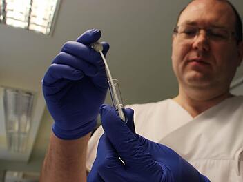 Roland Bauer, stellvertretender Laborleiter am Kreiskrankenhaus Höchstadt, führt einen Influenza-Schnelltest durch.  Foto: Christian Bauriedel
