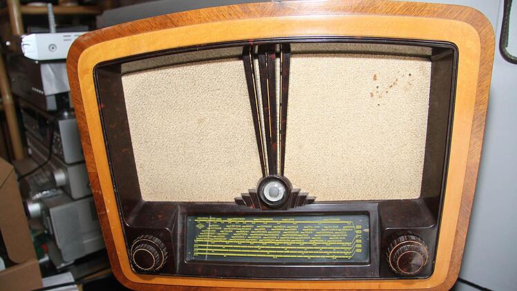 In das alte riesige Radiogerät von Philips ist auch noch ein Plattenspieler integriert. Aber auch Kofferradios bringt Reinhold Franz wieder zum Laufen. Foto: Sonja Adam