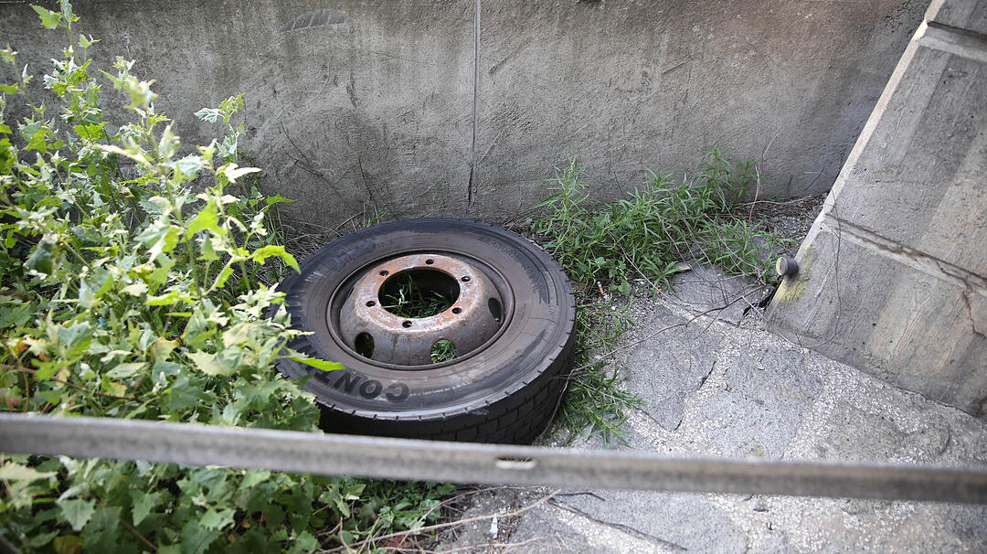 Lkw verliert Hinterreifen und stuerzt um