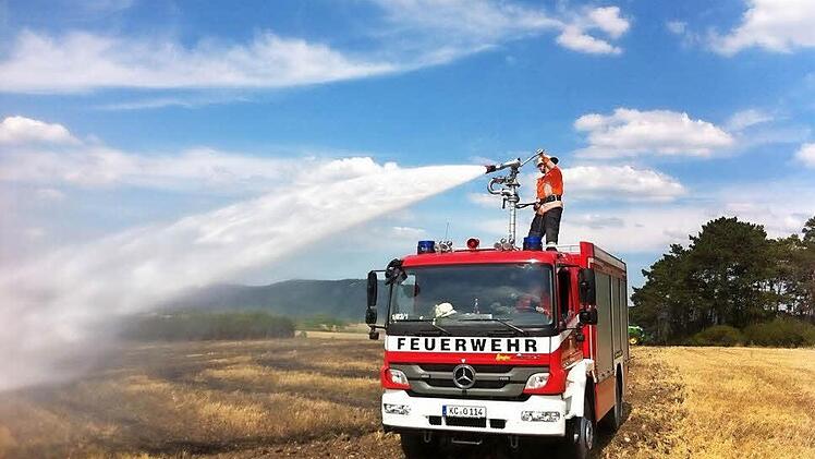 Die Feuerwehren löschten das brennende Feld schnell ab. Foto: Stefan Wicklein