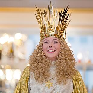 Erste Anprobe Nürnberger Christkind