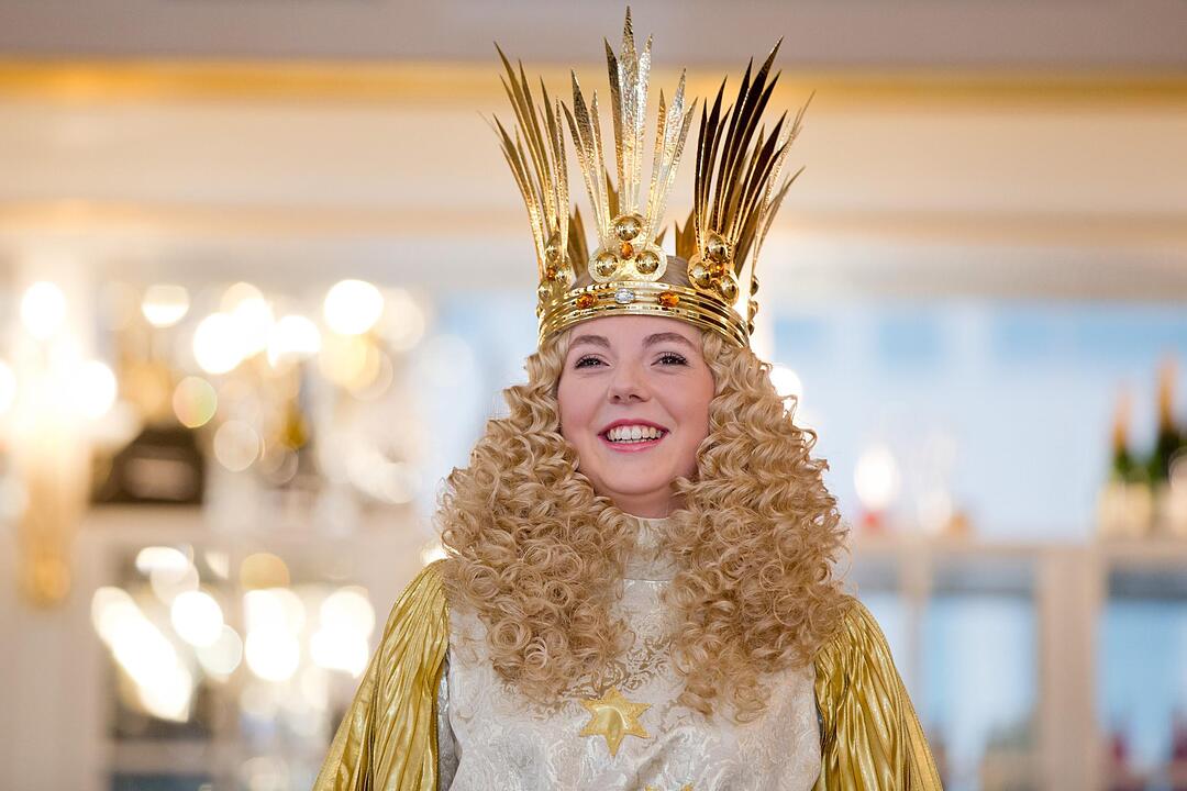 Erste Anprobe Nürnberger Christkind