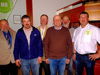 Ehrungen für langjährige Vorstandsarbeit (von links): MR-Vorsitzender Siegfried Brand gratulierte Gerhard Büttner, Peter Koch, Franz Weber und Walter Kleinhenz. Zweiter Vorsitzender Daniel Lambrecht dankte ebenfalls. Es fehlte Walter Oschmann. Foto: Gerd Schaar