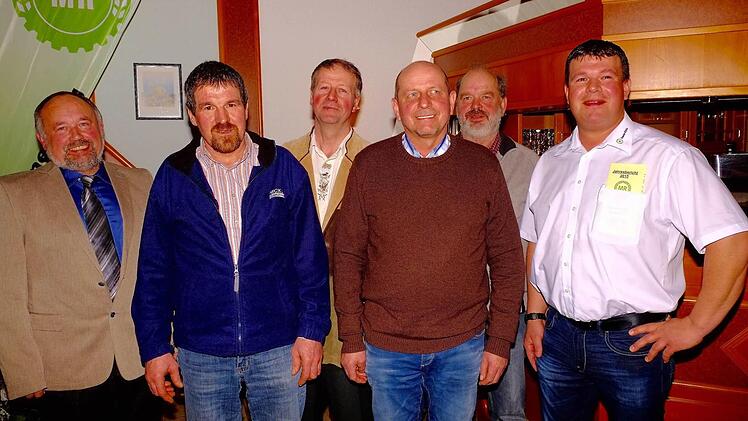 Ehrungen für langjährige Vorstandsarbeit (von links): MR-Vorsitzender Siegfried Brand gratulierte Gerhard Büttner, Peter Koch, Franz Weber und Walter Kleinhenz. Zweiter Vorsitzender Daniel Lambrecht dankte ebenfalls. Es fehlte Walter Oschmann. Foto: Gerd Schaar