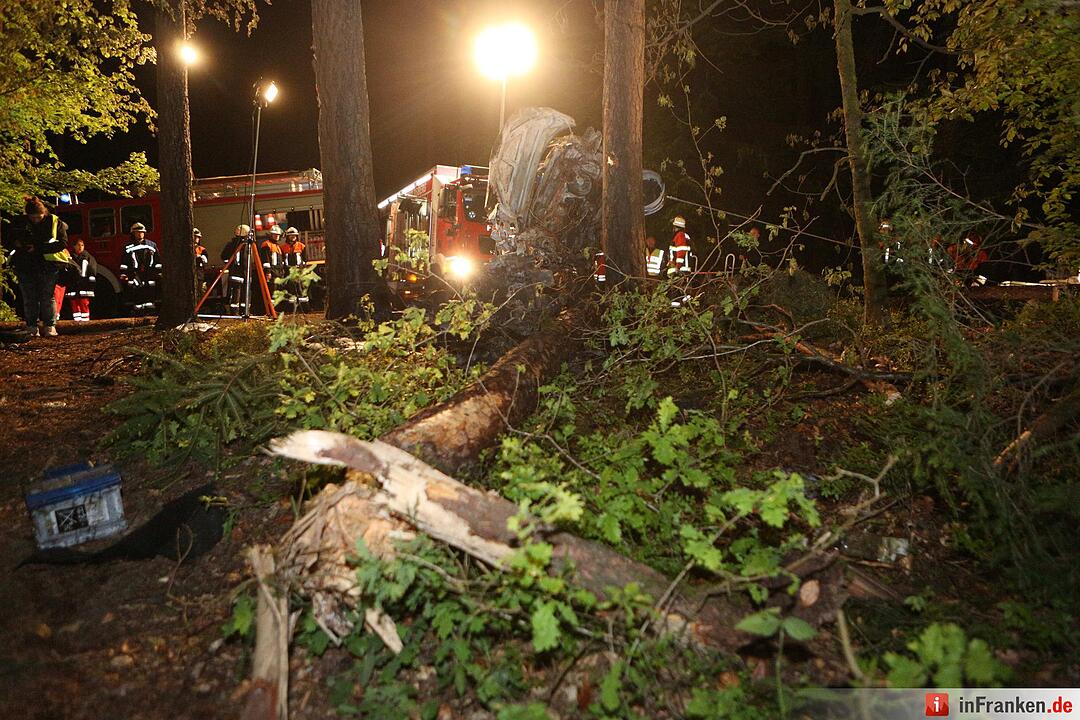 Zwei Menschen verbrennen bei tragischem Unfall bei Eckenhaid