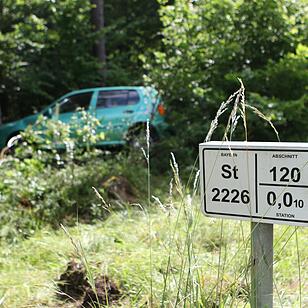 Von der Straße abgekommen - Auto wird in Wald geschleudert