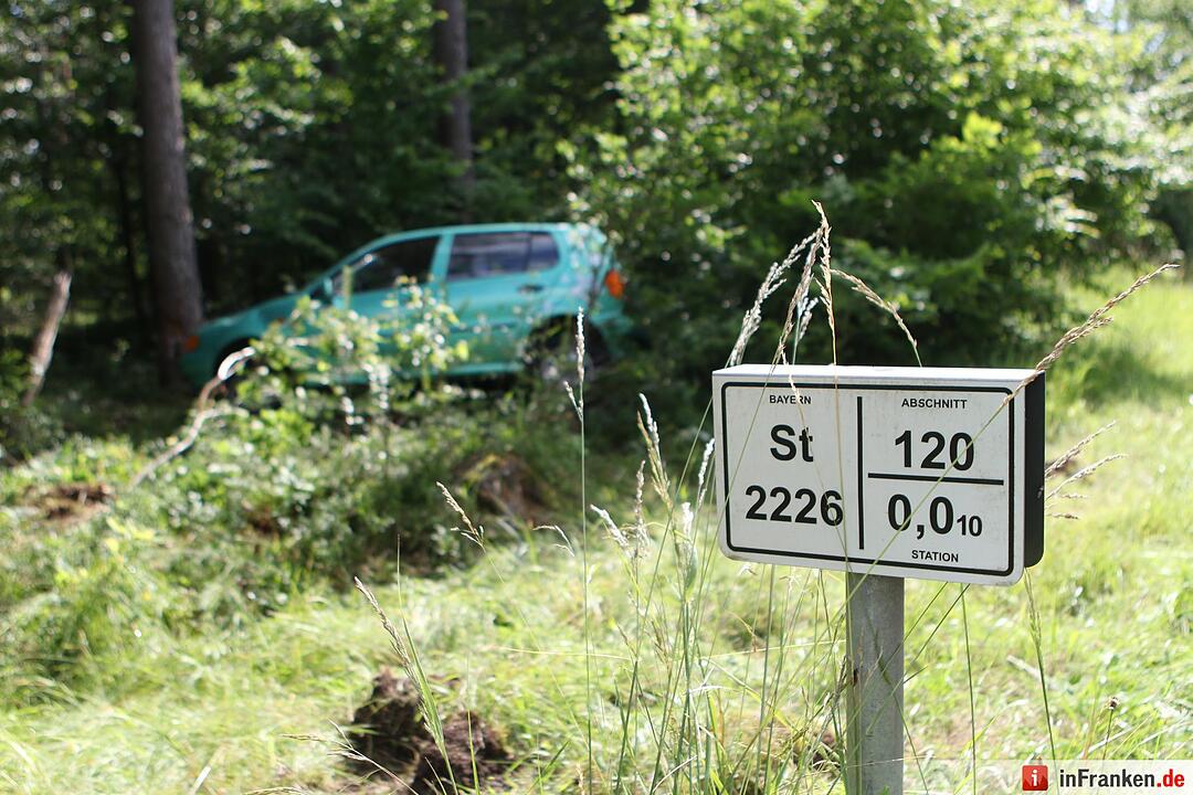 Von der Straße abgekommen - Auto wird in Wald geschleudert