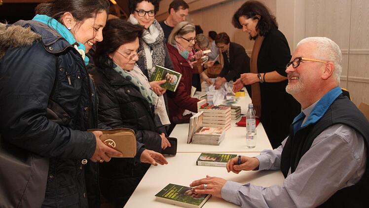 Als wahrer Publikumsmagnet zeigte sich der ehemalige Franziskanerpater und Wallfahrtspfarrer von Vierzehnheiligen, Christoph Kreitmeier. Er signierte gerne Bücher für seine Zuhörer. Foto: Günther Geiling