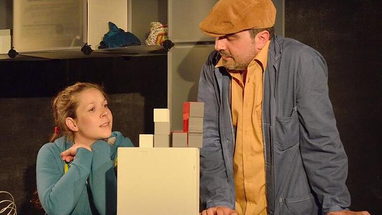 Aus 35 Kilo Verzweiflung werden 35 Kilo Hoffnung: Das Jugendtheater Schloss Massbach zeigt derzeit ein Stück, dass für Schüler wie Eltern interessant ist.  Foto: Sebastian Worch