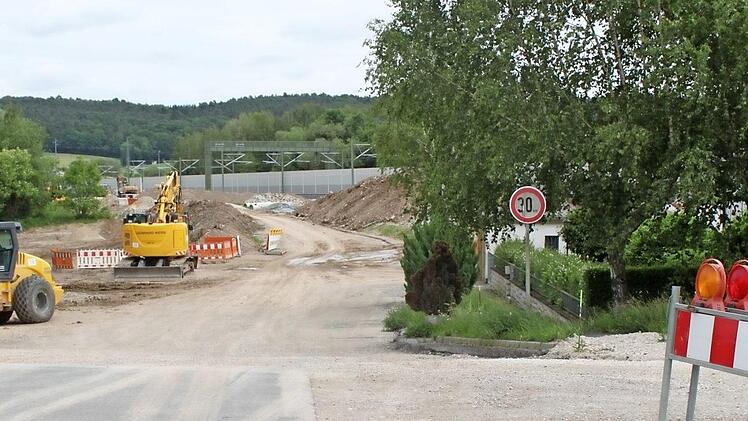 Westlich der Bahnlinie wird am Straßenanschluss an die Nordbrücke gebaut.