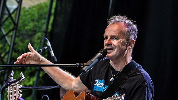 Zum Auftakt des Tambacher Sommers gab es hintersinnige Song-Poesie mit Willy Astor.Foto: Jochen Berger