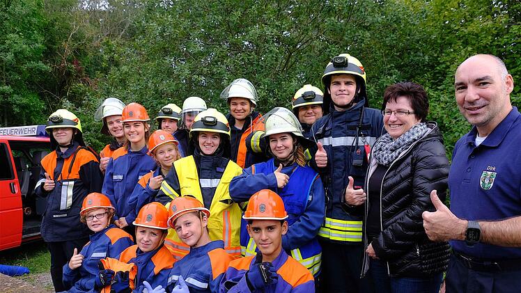 Die Euerdorfer Jugendfeuerwehr, rechts Kommandant Dirk Zirwick und Bürgermeisterin Patricia Schießer. Foto: Gerd Schaar