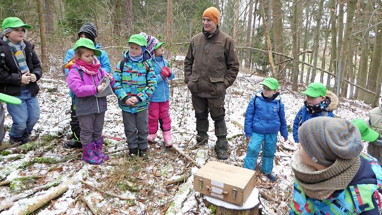 Der Auszubildende Frederik Hiemenz erz&auml;hlte den Kindern viele interessante Dinge &uuml;ber die Tiere im Winterwald. Foto: privat