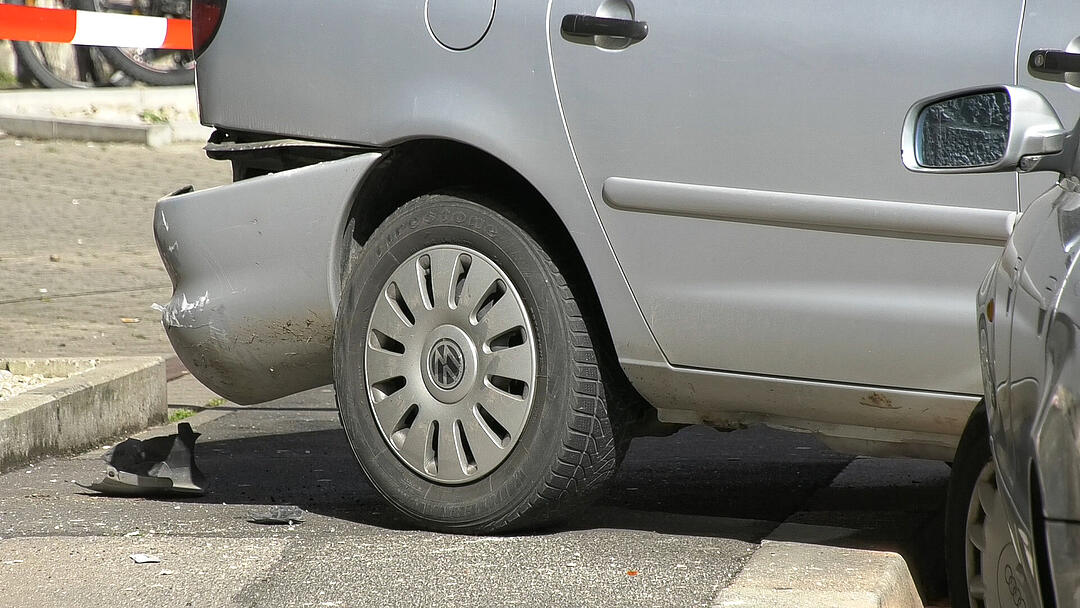Feld der Verwüstung in Würzburg: Psychisch kranker Mann klaut Laster und rammt Autos