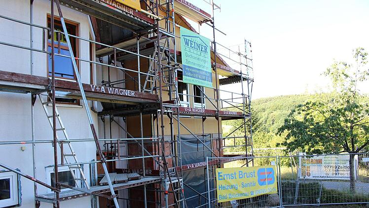 Der Anbau steht: Ein Raum für Kinderwägen und ein Bücherraum werden zukünftig den vorderen Anbau füllen.  Foto: Julia Raab