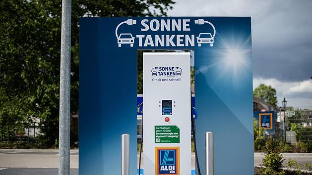28 E-Stationen möchte Aldi Süd in Nähe der Autobahnen errichten. Foto: Maja Hitij/dpa