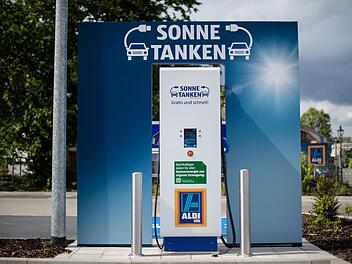 28 E-Stationen möchte Aldi Süd in Nähe der Autobahnen errichten. Foto: Maja Hitij/dpa