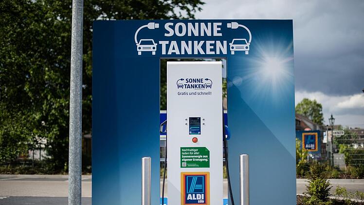 28 E-Stationen möchte Aldi Süd in Nähe der Autobahnen errichten. Foto: Maja Hitij/dpa