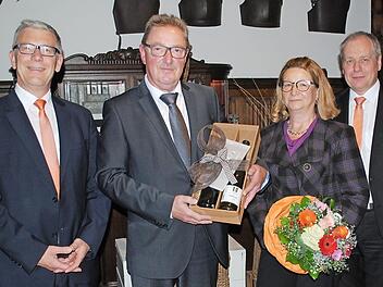 Vorstand Jürgen Klubertanz (von links) verabschiedet, Klaus Kraft, hier mit Ehefrau Hiltrud, in den Ruhestand. Vorstand Roland Knoll skizzierte zuvor den Lebensweg Krafts mit lobenden Worten.  Foto: Beatrix Lieb