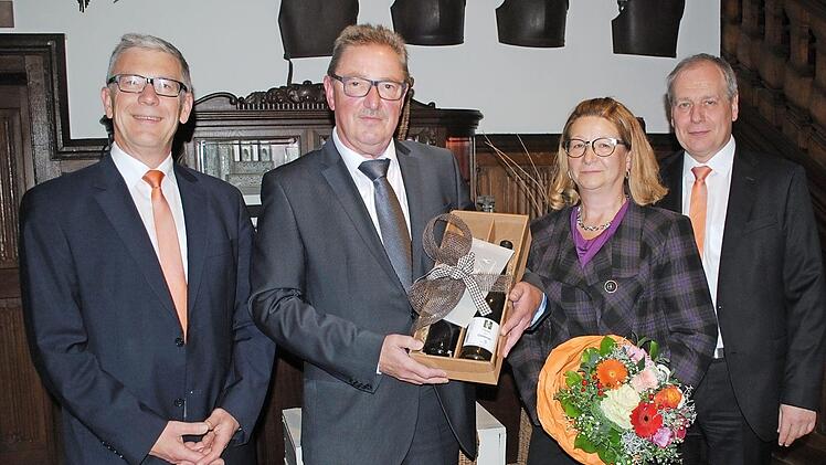 Vorstand Jürgen Klubertanz (von links) verabschiedet, Klaus Kraft, hier mit Ehefrau Hiltrud, in den Ruhestand. Vorstand Roland Knoll skizzierte zuvor den Lebensweg Krafts mit lobenden Worten.  Foto: Beatrix Lieb