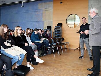 Lehrer Michael Hipp und Schulleiter Bernd Lohneiß  begrüßen die Schüler und Studenten.Johanna Blum