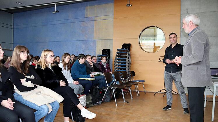 Lehrer Michael Hipp und Schulleiter Bernd Lohneiß  begrüßen die Schüler und Studenten.Johanna Blum