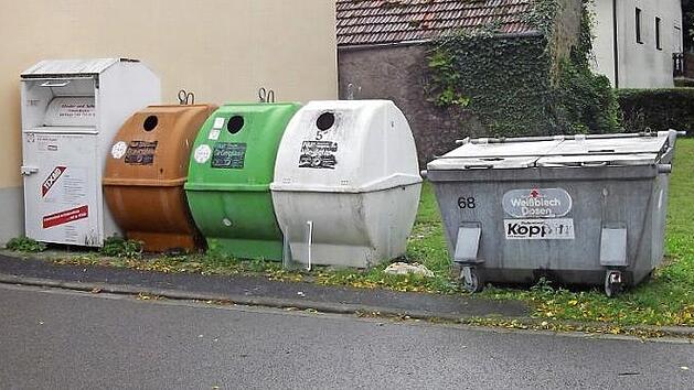 Der Containerstellplatz in der M&uuml;hlgasse im Knetzgauer Gemeindeteil Zell am Ebersberg sorgt f&uuml;r Unmut. Er wird dennoch laut Beschluss des Gemeinderates an dem Platz belassen.  Foto: Robert Selig