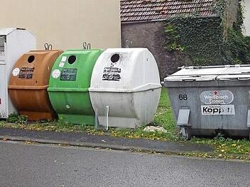 Der Containerstellplatz in der M&uuml;hlgasse im Knetzgauer Gemeindeteil Zell am Ebersberg sorgt f&uuml;r Unmut. Er wird dennoch laut Beschluss des Gemeinderates an dem Platz belassen.  Foto: Robert Selig