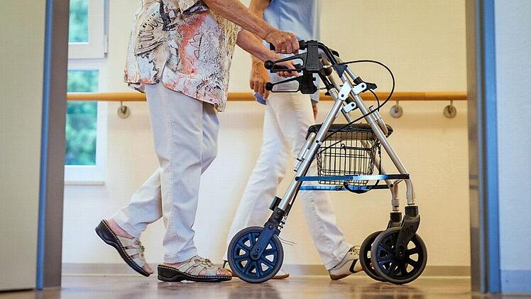 In Stadt und Landkreis fehlen Pflegekräfte - ein Thema für die gemeinsame Gesundheitsregion Plus. Foto: Christoph Schmidt/dpa