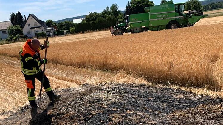 Kreis Coburg: Schlepper löst Brand auf Feld aus