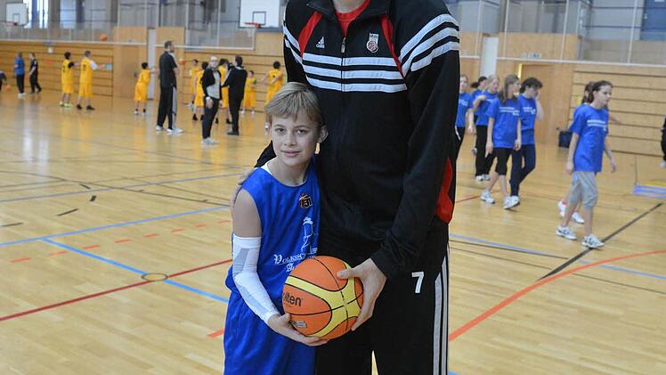 Der neunjährige Oliver Körber mit seinem Lieblingsspieler: Bostjan Nachbar.