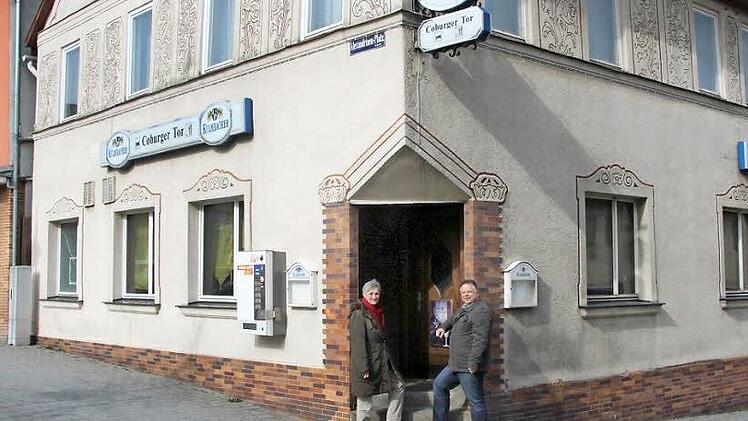 Wirtschaftsförderin Sandra Franz und dritter Bürgermeister Martin Stingl stehen am "Coburger Tor" vor verschlossener Tür. Fotos: Thomas Heuchling