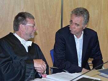 Der Angeklagte Ulrich S. (rechts) mit seinem Verteidiger Hans-Heinrich Eidt. Foto: Ronald Rinklef