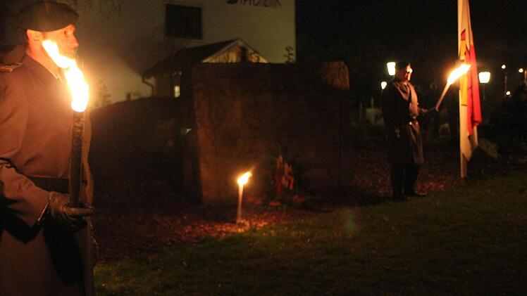 Fackeln, Fahnen und Fanfarenklänge umrahmten die Gedenkfeier