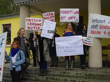 Was ihnen stinkt, machten die Vertreter von BN und Bürgerinitiativen auf Transparenten deutlich. Fotos: Marco Meißner