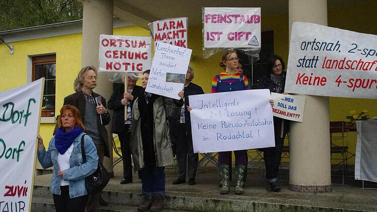 Was ihnen stinkt, machten die Vertreter von BN und Bürgerinitiativen auf Transparenten deutlich. Fotos: Marco Meißner