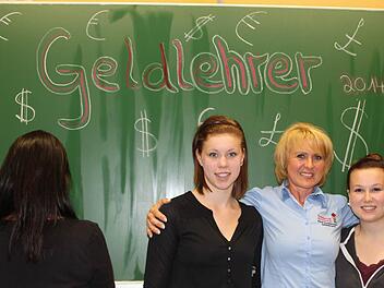 Julia Kohles steht nicht abseits. Die junge Frau mit dem Rücken zum Objektiv begrüßt das Projekt von Elke Gundermann (Zweite v.r.). Ihre Schulfreundinnen Katharina Lunkenbein und Paula Schindler (r.) können es nur empfehlen.  Foto: Markus Häggberg