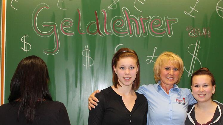 Julia Kohles steht nicht abseits. Die junge Frau mit dem Rücken zum Objektiv begrüßt das Projekt von Elke Gundermann (Zweite v.r.). Ihre Schulfreundinnen Katharina Lunkenbein und Paula Schindler (r.) können es nur empfehlen.  Foto: Markus Häggberg