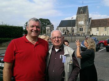 Mit der Reise in die Vergangenheit wurde neue Wege für die Zukunft geebnet: Bürgermeister Jürgen Hennemann (links) und der Autor Michel Lefèvre haben ihre Ideen ausgetauscht, um Ebern und das Städtchen Argentan miteinander zu verknüpfen. Fotos: privat