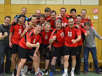 Ungeschlagen Meister in der Bezirksklasse: Unser Bild zeigt die Münnerstädter Volleyballer mit (hinten, von links) André Hochmuth, Alexander Deml, Jan Knipping, Stefan Lotter, Thomas Bauer, Stefan Demling; (Mitte von links) Peter Kaiser, Michael Meder, Sebastian Demling, Matthias Meder, Sandro Petzoldt, Martin Hildmann und Stefan Straub sowie (vorne, von links) Spielertrainer Uwe Knipping, Holger Wahler, Frank Röhlich und Sasa Jularic. Foto: privat