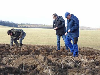 Bernd Marquard, Roland Heinlein und Wilfried Weidner suchen den umgepflügten Acker ab. Foto: Arkadius Guzy