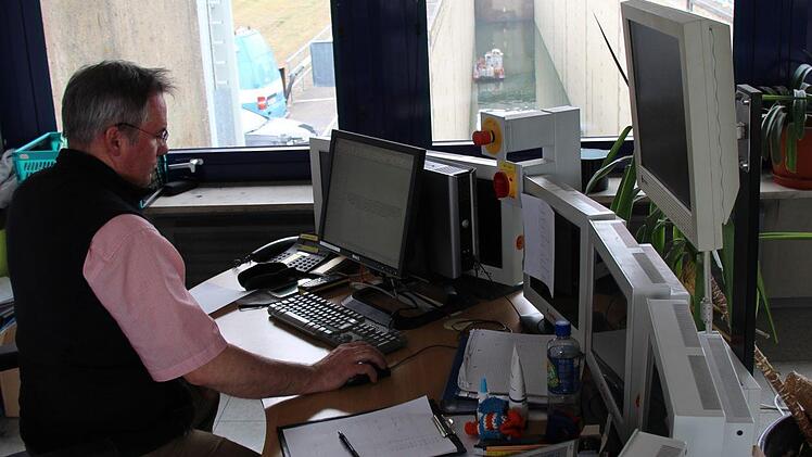 Die Bauarbeiten werden vom ehemaligen Schleusenstand aus überwacht. Die Schleuse selbst ist nicht mehr mit Personal besetzt. Sie läuft ferngeseteuert von der Schleuse Kriegenbrunn aus. Foto: Christian Bauriedel