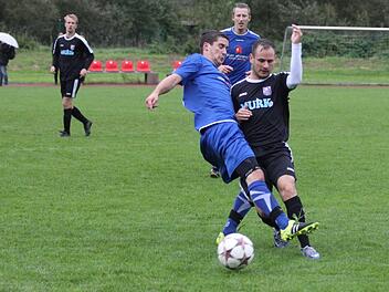 Simon Bube (r.) brachte den FC Eintracht früh in Führung. Hier wird er zwar von Waischenfelds Kapitän Oliver Meidenbauer gestört, am Ende siegte der Bezirksligist aber klar mit 6:1. Markus Schütz/anpfiff.info